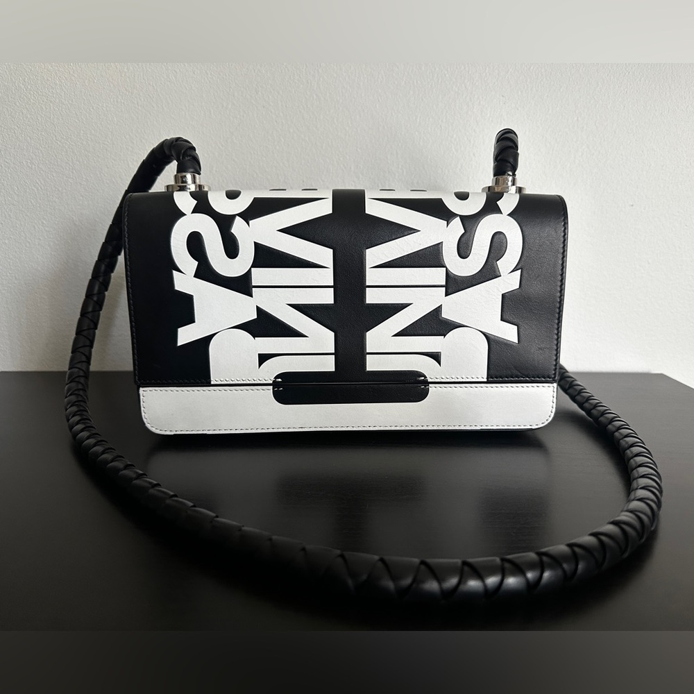 Burberry universal passport Bag